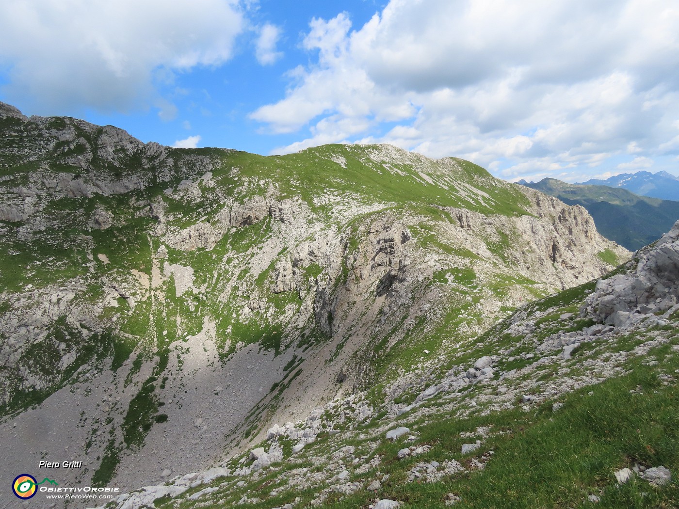 49 Vista sul Passo di Corna Piana (2130 m), siamo a quota 2180 m.JPG